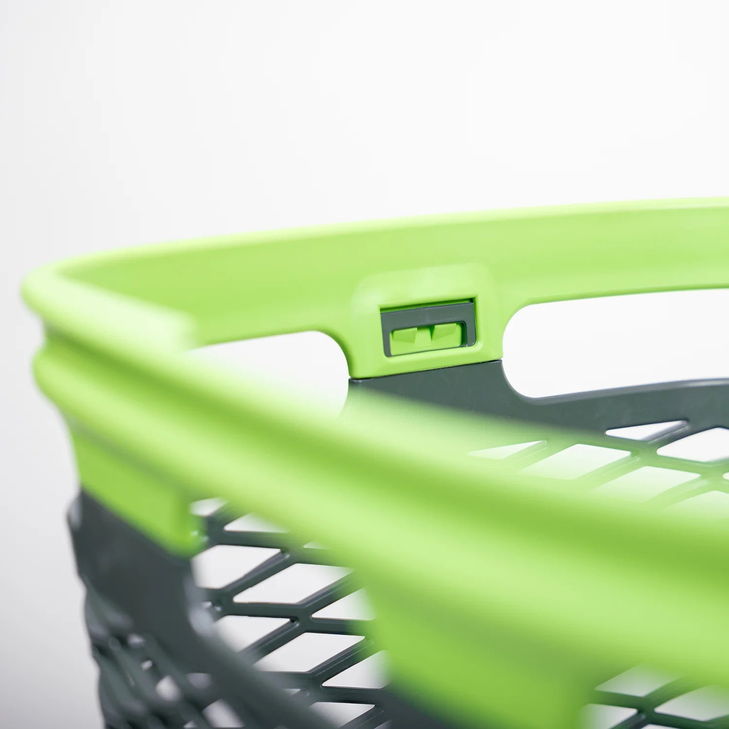 Pleasy handle detail